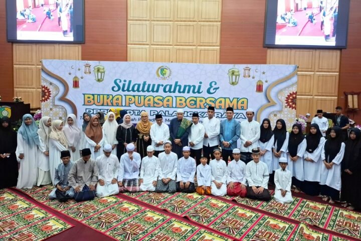 subandi, ketua dprd kota palangka raya bersama masyarakat kota palangka raya