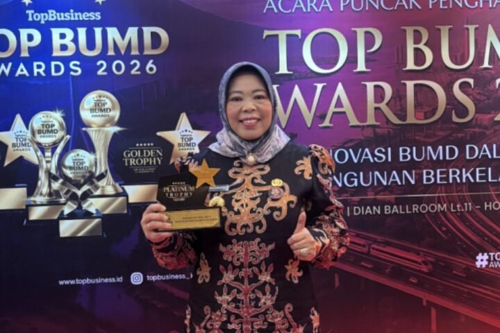 Bupati Kobar Nurhidayah Raih Penghargaan Top Pembina BUMD 2026