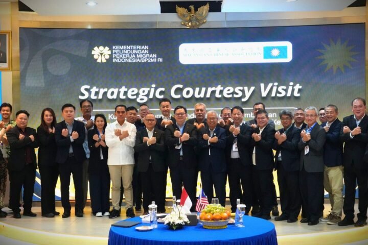 Menteri Mukhtarudin Terima Delegasi Malaysian Chinese Association