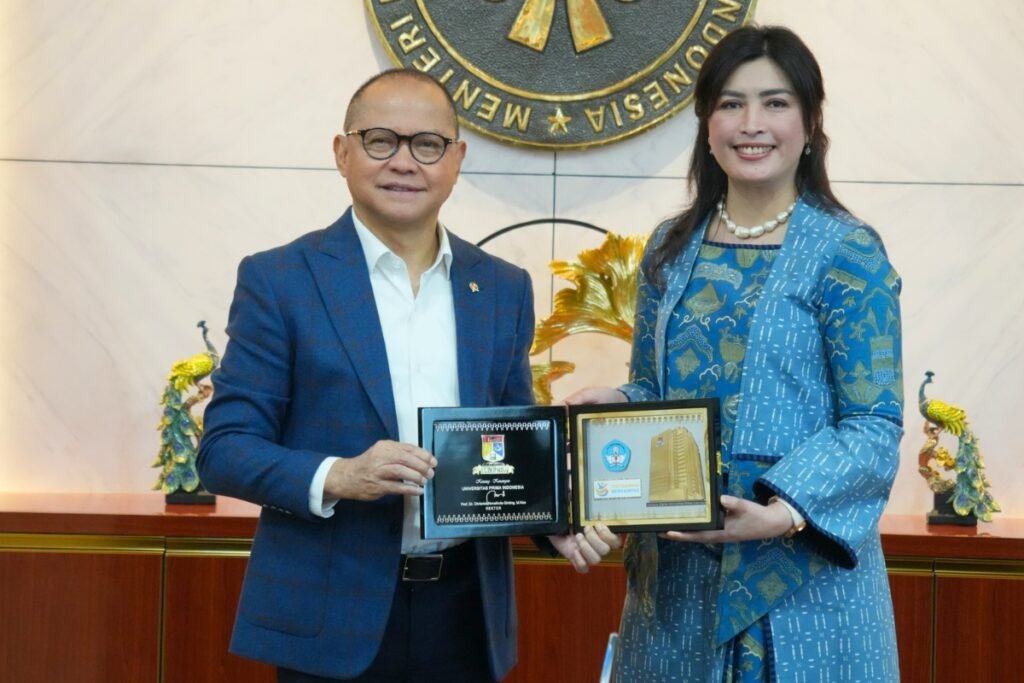 Menteri P2MI Mukhtarudin bersama Rektor UNPRI Prof. Dr. Chrismis Novalinda Ginting