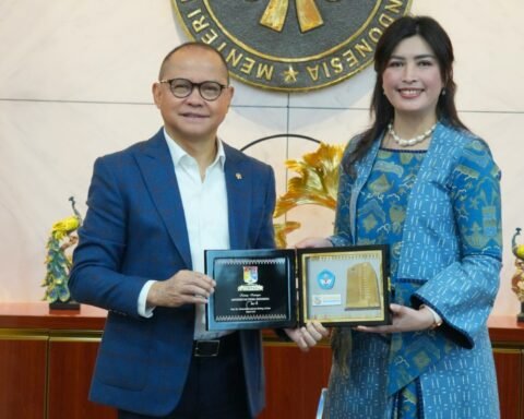 Menteri P2MI Mukhtarudin bersama Rektor UNPRI Prof. Dr. Chrismis Novalinda Ginting