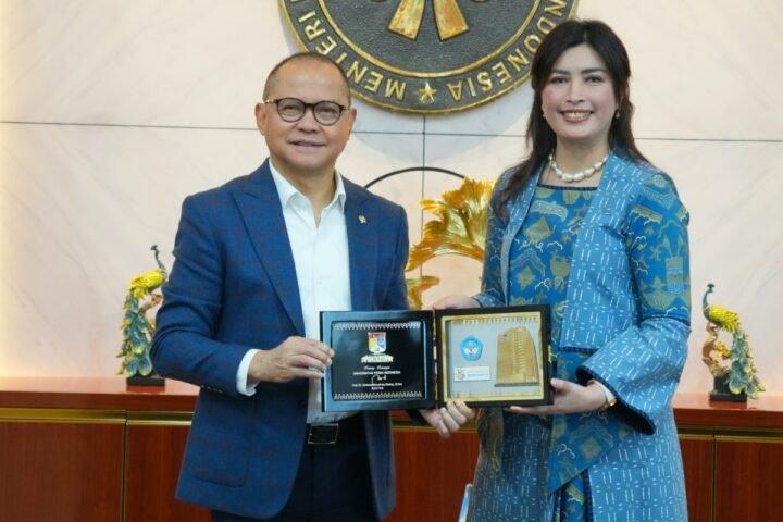 Menteri P2MI Mukhtarudin bersama Rektor UNPRI Prof. Dr. Chrismis Novalinda Ginting