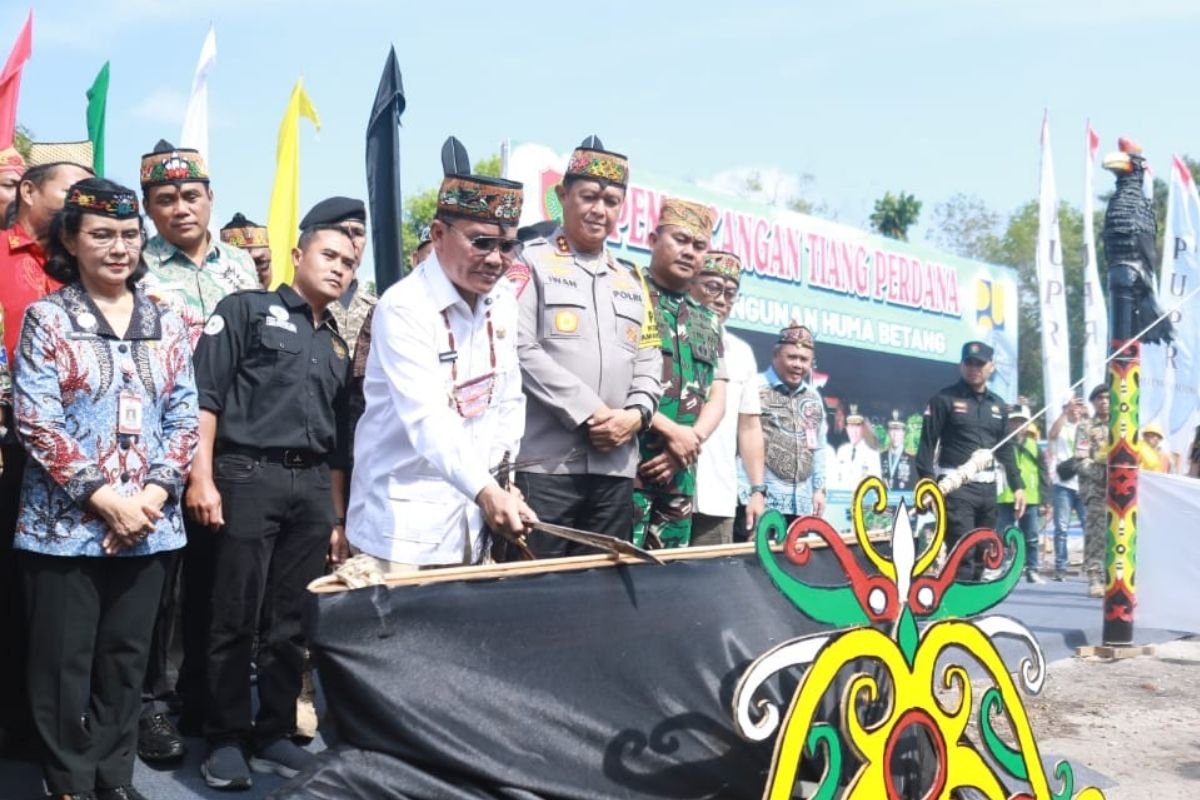 Gubernur Agustiar Mulai Bangun Huma Betang |