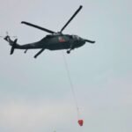 helikopter water bombing memadamkan karhutla kalteng |