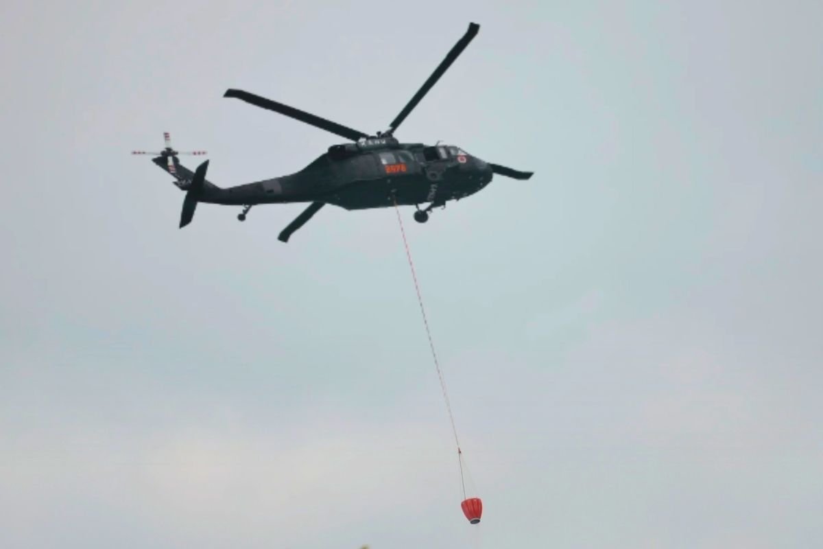 helikopter water bombing memadamkan karhutla kalteng |