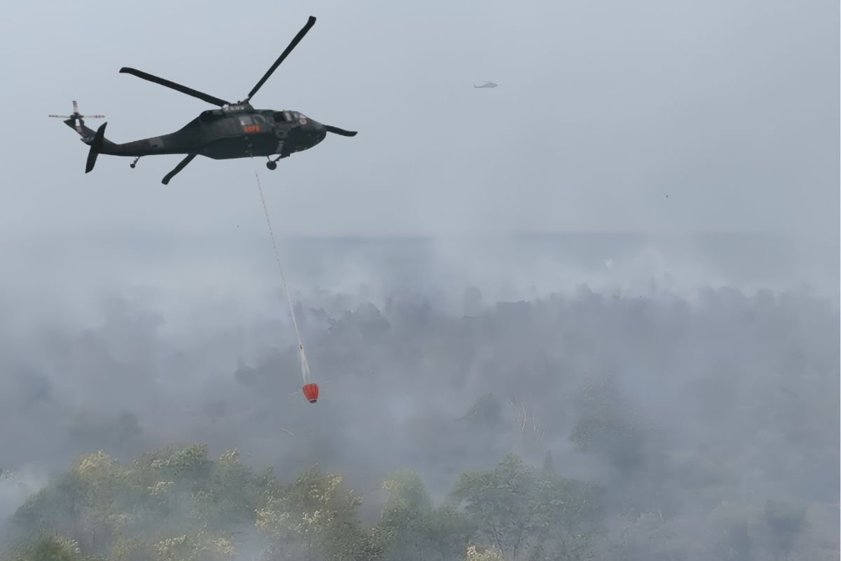helikopter water bombing padamkan karhutla |