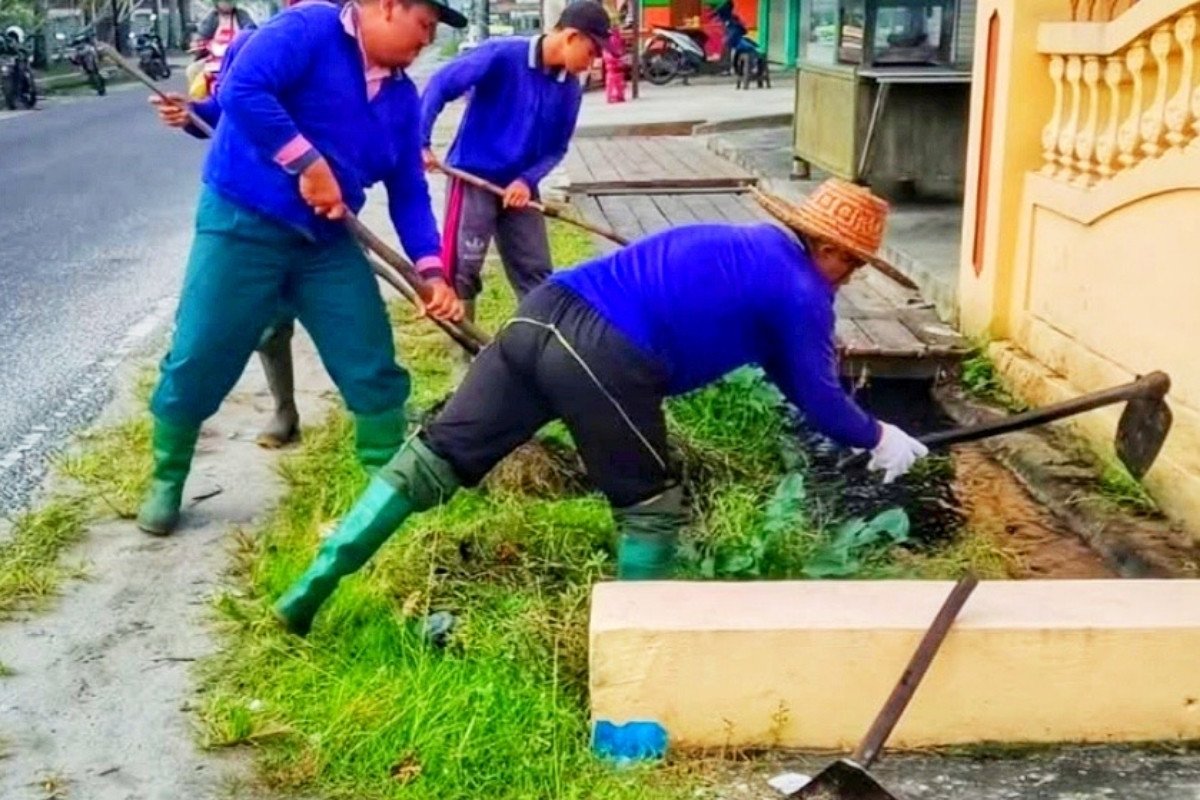 pupr kota palangka raya bersihkan drainase |