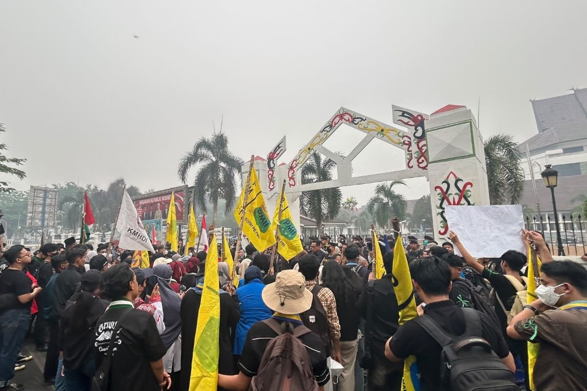 cipayung plus demo dprd |