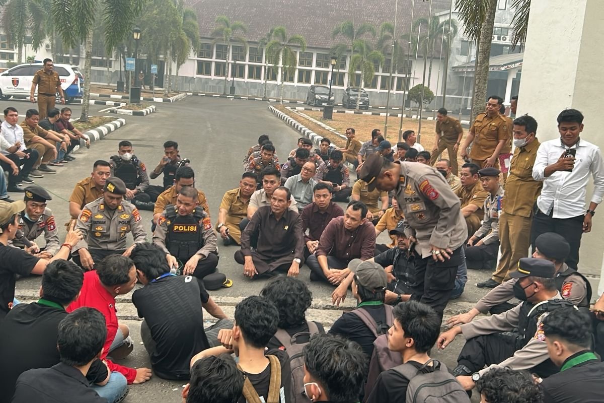 demo cipayung plus di dprd kalteng soal karhutla kalteng |