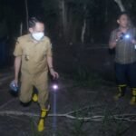 fairid naparin wali kota palangka raya meninjau lokasi karhutla di jalan soekarno |