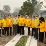 ketua golkar palangka raya sudarto ziarah ke makam pahlawan |