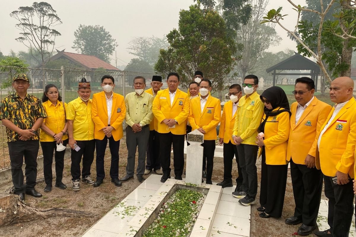 ketua golkar palangka raya sudarto ziarah ke makam pahlawan |