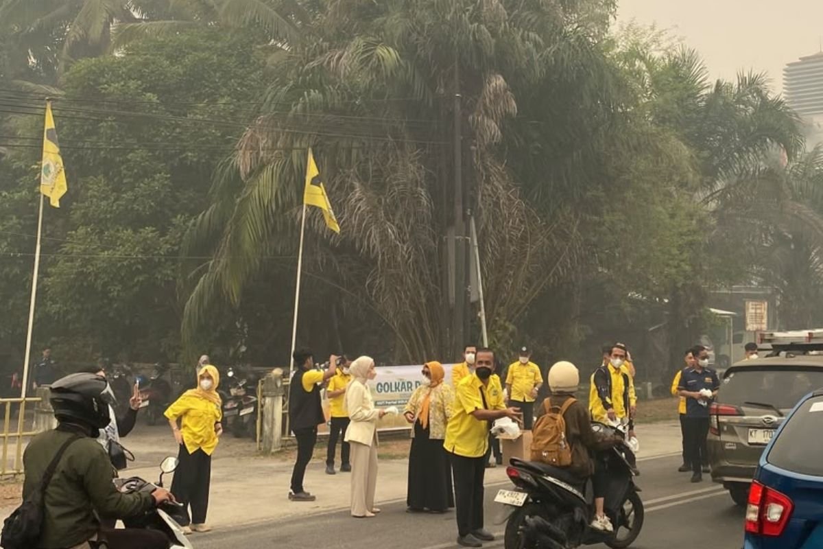 pengurus partai golkar palangka raya berbagai masker hut ke 62 golkar |