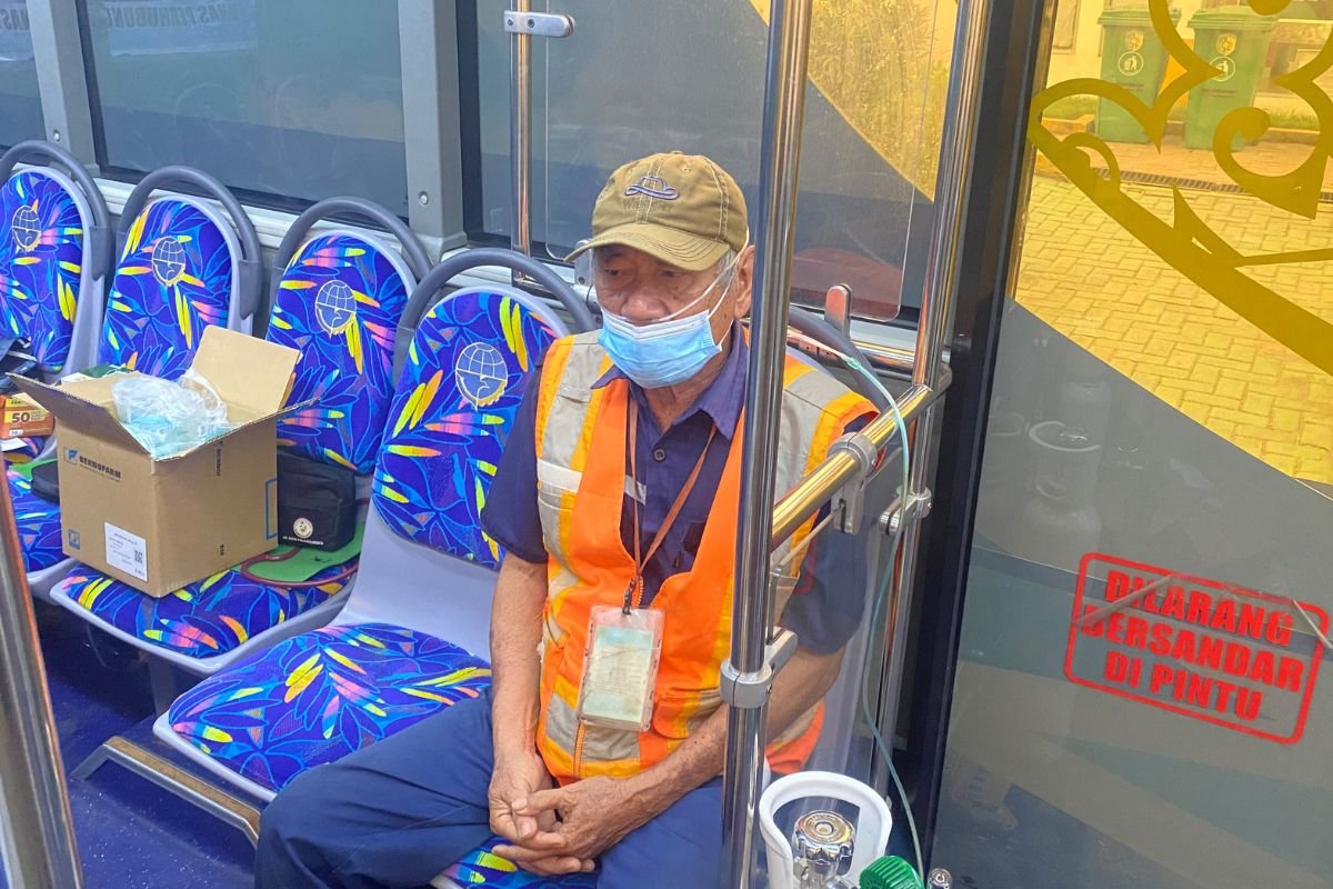 warga manfaatkan layanan bus oksigen gratis pemko palangka raya |