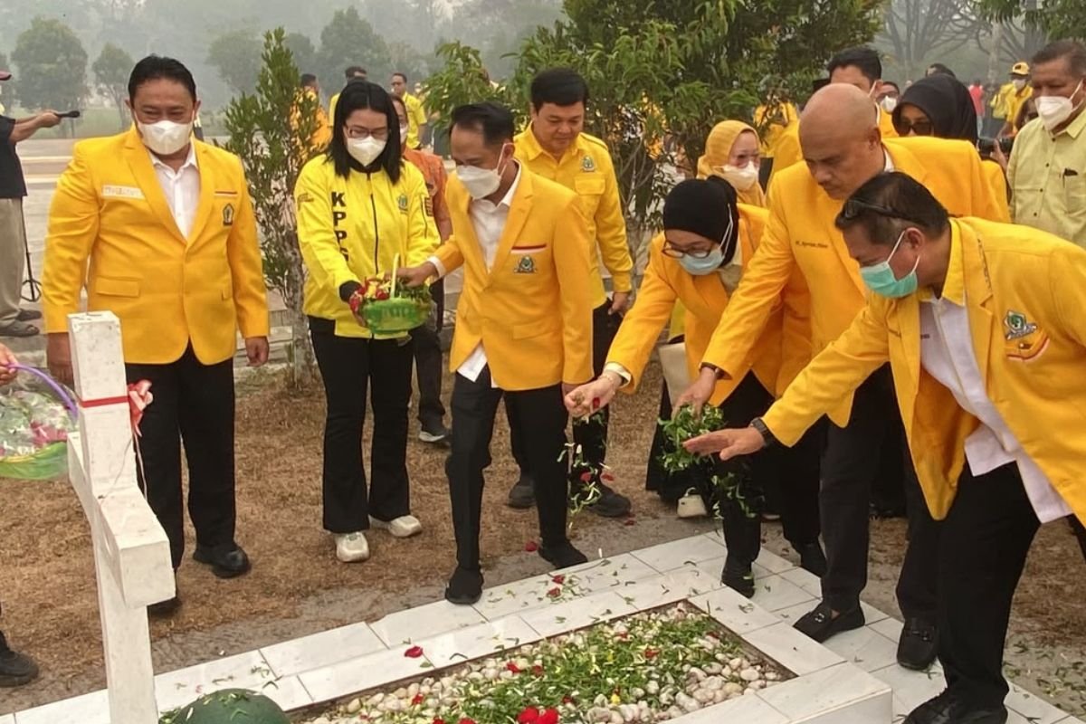 ziarah makam pahlawan golkar provinsi kalteng edy pratowo |